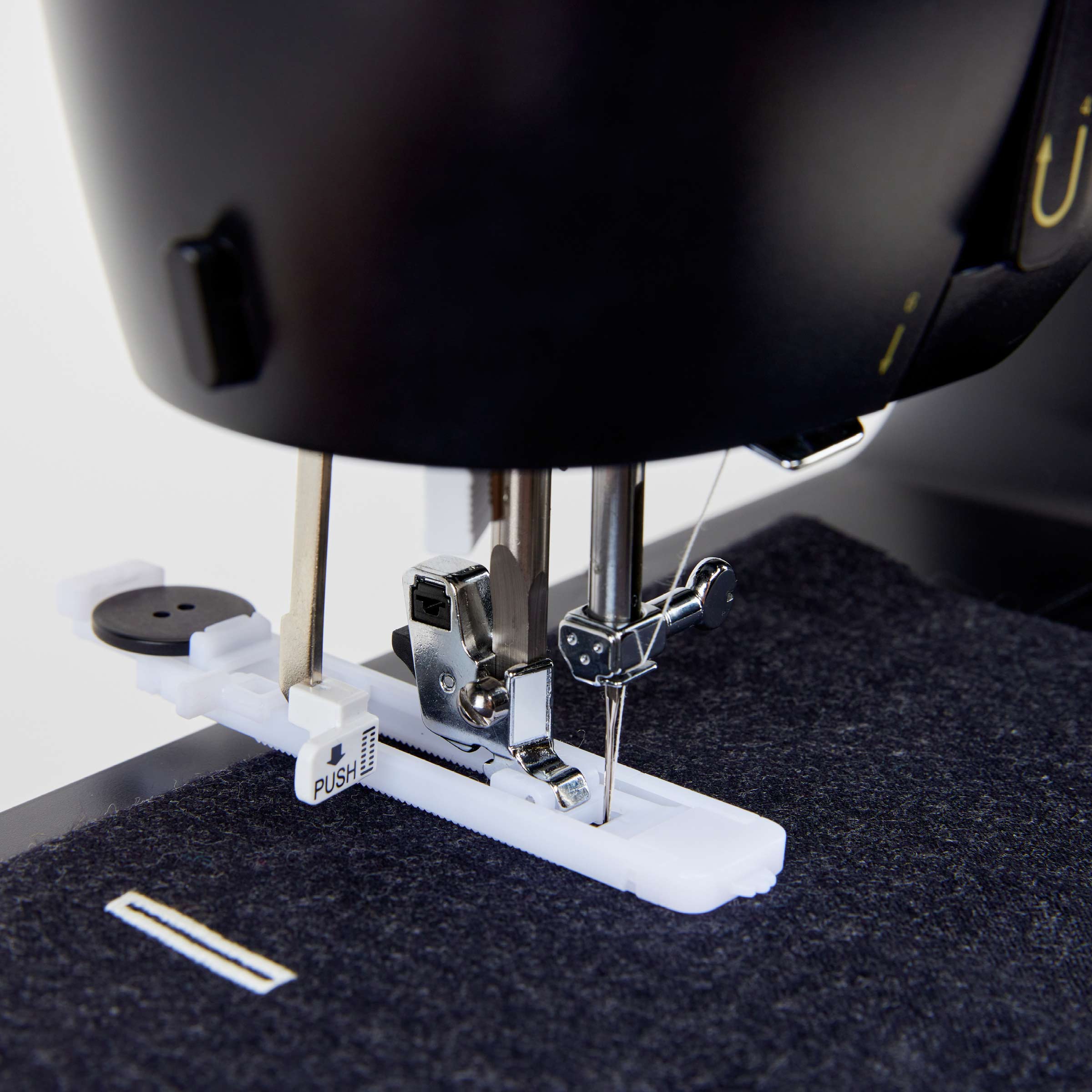 SINGER® HD500 Classic Black Sewing Machine & Hard Carrying Case Bundle