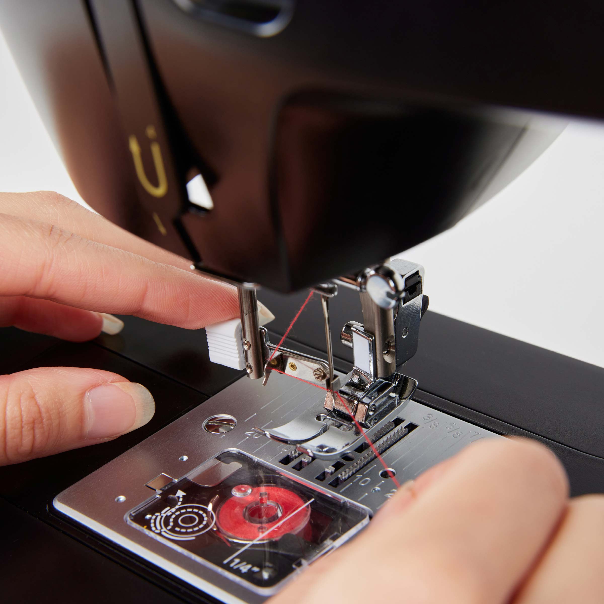 SINGER® HD500 Classic Black Sewing Machine & Hard Carrying Case Bundle