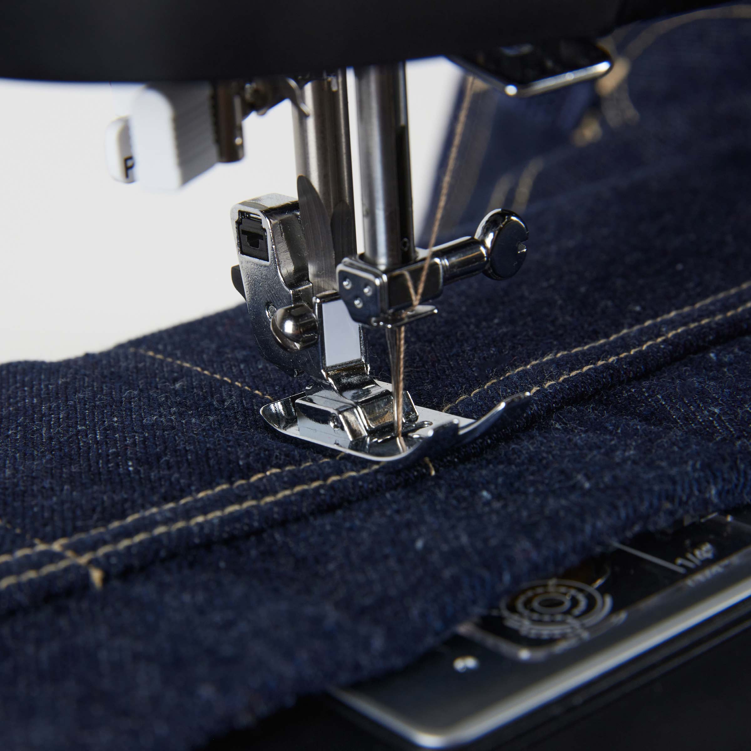 SINGER® HD500 Classic Black Sewing Machine & Hard Carrying Case Bundle